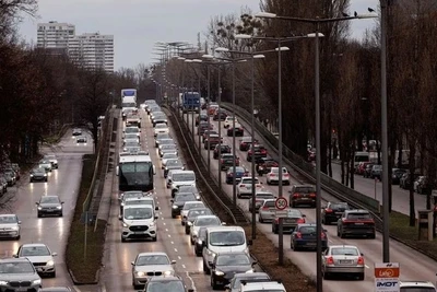 Ô-tô đi lại ở Munich, Đức.