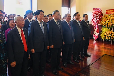 Các đồng chí lãnh đạo, nguyên lãnh đạo Đảng, Nhà nước dâng hương tưởng niệm Chủ tịch Hồ Chí Minh tại Bảo tàng Bảo tàng Hồ Chí Minh - Chi nhánh Thành phố Hồ Chí Minh (Bến Nhà Rồng). (Ảnh: Duy Linh)