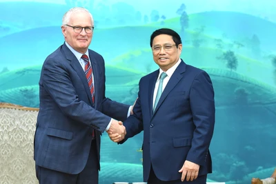Thủ tướng Phạm Minh Chính tiếp Chủ tịch Hiệp hội Công nghiệp bán dẫn Hoa Kỳ (SIA) John Neffeur. (Ảnh: TRẦN HẢI)