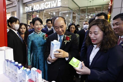 Chủ tịch nước Nguyễn Xuân Phúc thăm các gian hàng Việt Nam. (Ảnh: TTXVN)