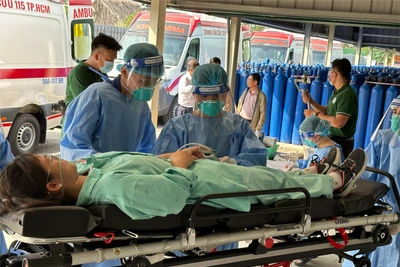 Diễn tập tiếp nhận bệnh nhân mắc Covid-19 trong tình trạng nặng tại Bệnh viện dã chiến số 13 (lúc 14 giờ 30 phút, ngày 16/01/2023).