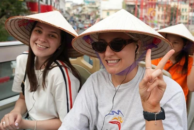 Khách quốc tế trải nghiệm xe buýt 2 tầng tham quan Hà Nội.