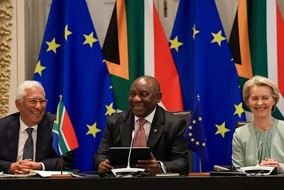 Tổng thống Nam Phi Cyril Ramaphosa, Chủ tịch Hội đồng Châu Âu Antonio Costa và Chủ tịch Ủy ban Châu Âu Ursula von der Leyen tham dự hội nghị thượng đỉnh EU-Nam Phi lần thứ 8, ngày 13/3/2025. (Ảnh: Reuters/TTXVN)