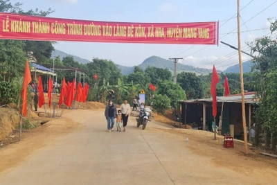Đường mới, niềm vui của bà con làng Đê Kôn.