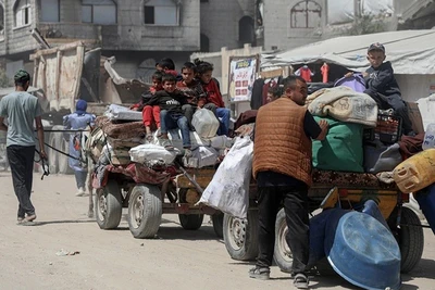 Người dân Palestine đi sơ tán tránh xung đột tại Dải Gaza. (Ảnh: THX/TTXVN)