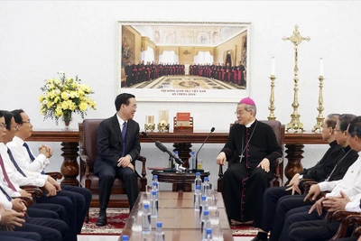 Chủ tịch nước Võ Văn Thưởng thăm và làm việc với Hội đồng Giám mục Việt Nam. (Ảnh: TTXVN)