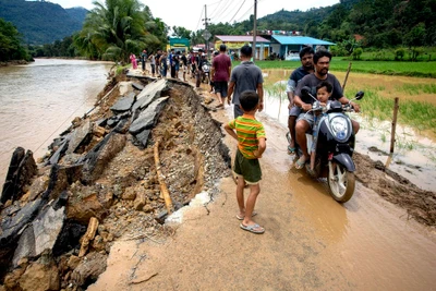 Cảnh tàn phá do lũ lụt và lở đất sau mưa lớn ở huyện Pesisir Selatan, tây Sumatra, Indonesia ngày 9/3. (Ảnh: THX/TTXVN)