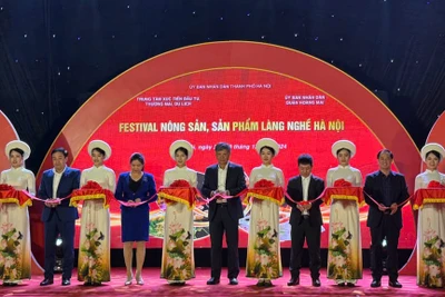 Các đại biểu thực hiện nghi thức khai mạc sự kiện.