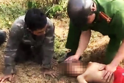 Trung úy Nguyễn Xuân Toàn thực hiện các thao tác sơ cấp cứu cháu bé.