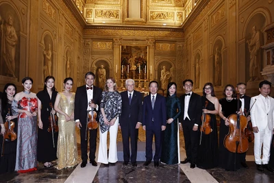 Chủ tịch nước Võ Văn Thưởng và Phu nhân cùng Tổng thống Italia Sergio Mattarella và con gái tham gia Chương trình hòa nhạc kỷ niệm 50 năm quan hệ ngoại giao Việt Nam-Italia, tối 26/7 (giờ địa phương). (Ảnh: TTXVN) 