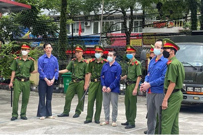 Lực lượng Công an dẫn giải các bị cáo phạm tội mua bán trái phép chất ma túy tới phiên tòa.