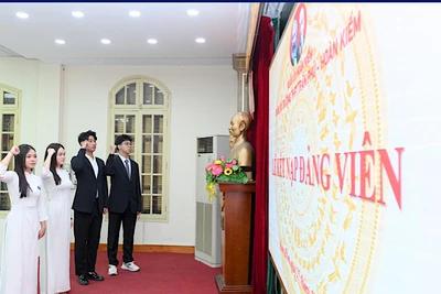 Bốn Đảng viên mới đọc lời tuyên thệ trước Quốc kỳ, Đảng kỳ, chân dung Chủ tịch Hồ Chí Minh.