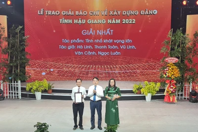 Bí thư Tỉnh ủy Hậu Giang trao giải nhất cho nhóm tác giả.