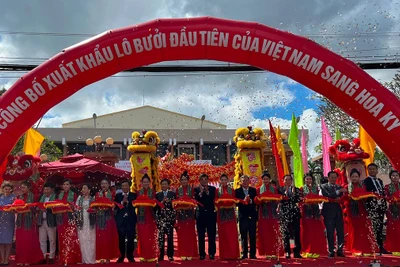 Lãnh đạo tham dự buổi lễ cắt băng công bố xuất khẩu lô bưởi da xanh đầu tiên sang thị trường Hoa Kỳ.