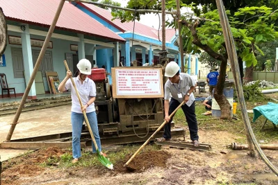 Đại diện lãnh đạo Trường Tiểu học Kim Đồng, và Công ty cổ phần nhựa Bình Minh động thổ khởi công xây dựng công trình.
