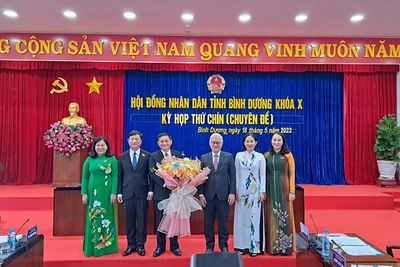 Lãnh đạo tỉnh Bình Dương trao tặng hoa và chúc mừng tân Chủ tịch Hội đồng nhân dân tỉnh Bình Dương.