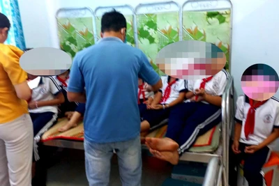 Các học sinh được theo dõi tại Trung tâm y tế thành phố Đồng Xoài.