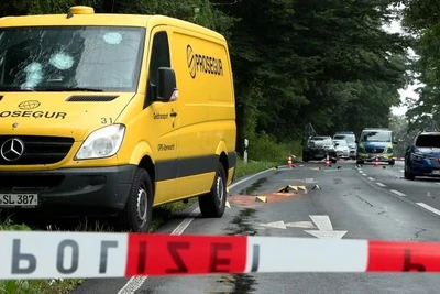 Các đối tượng tấn công đã bắn khoảng 10 viên đạn vào xe chở tiền. (Nguồn: Faz.net/TTXVN)