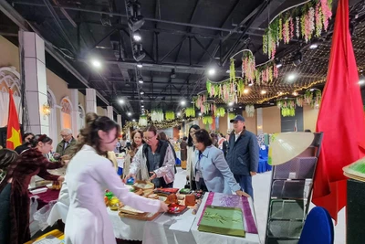 Khách tham quan thích thú chọn mua các sản phẩm thủ công mỹ nghệ của Việt Nam.