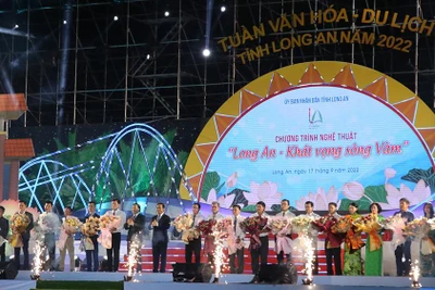 Lãnh đạo tỉnh Long An tặng hoa tri ân các nhà tài trợ cho chuỗi sự kiện “Tuần Văn hóa-Du lịch Long An 2022”.