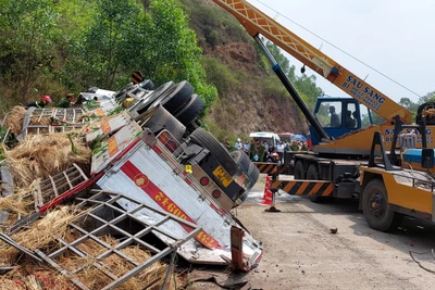 Lực lượng cứu hộ Công an tỉnh Phú Yên đang đưa người bị kẹt trong xe ra ngoài trong vụ tai nạn tại huyện Tuy An. 
