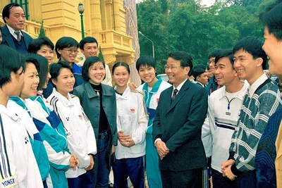 Chủ tịch nước Trần Đức Lương gặp gỡ tài năng trẻ trong các lĩnh vực giáo dục, văn hóa, nghệ thuật và thể thao (Hà Nội, 23/1/2000). (Ảnh TTXVN)