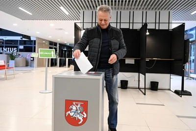 Cử tri bỏ phiếu trong cuộc bầu cử Quốc hội tại điểm bầu cử ở Vilnius, Litva, ngày 13/10. (Ảnh: THX/TTXVN)