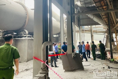 Cơ quan chức năng đang tiến hành khám nghiệm vụ tại nạn đặc biệt nghiêm trọng. (Ảnh: THANH SƠN)