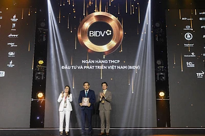 Ông Đặng Văn Tuyên, Ủy viên Hội đồng quản trị ngân hàng BIDV nhận chứng nhận Top 50 công ty niêm yết tốt nhất do Forbes Việt Nam bình chọn.