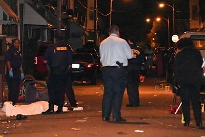 Cảnh sát điều tra tại hiện trường một vụ xả súng ở Mỹ, (Ảnh: Getty Images/TTXVN)