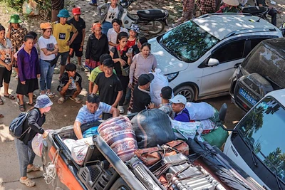 Các đơn vị thiện nguyện trao hỗ trợ lương thực, thực phẩm đến tận tay người thân xóm Thượng, thôn Kho Vàng. (Ảnh: TTXVN)