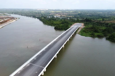 Cầu Vàm Cái Sứt bắc qua sông Buông trên Hương lộ 2, xã Long Hưng, thành phố Biên Hòa, tỉnh Đồng Nai gần hoàn thành nhưng không có đường đi.