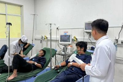 Ba công nhân đang được theo dõi, cấp cứu tại Bệnh viện đa khoa Thống Nhất. (Ảnh: Hạnh Dung)