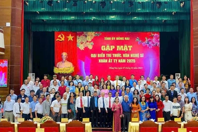 Lãnh đạo tỉnh Đồng Nai cùng với các văn nghệ sĩ, trí thức tại buổi gặp mặt.