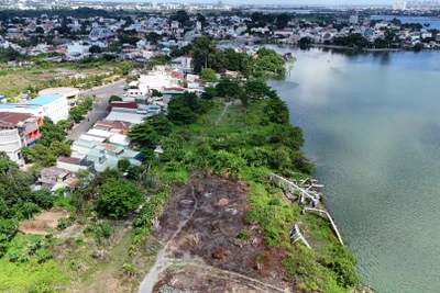 Dấu vết đất đá ngoạm khúc sông vẫn hiện hữu.