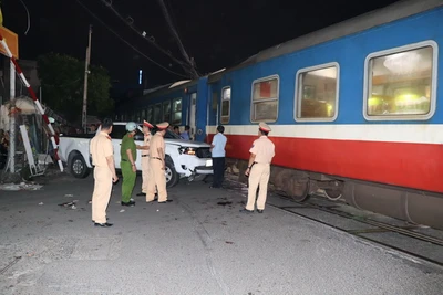 Hiện trường xe ô-tô va vào tàu hỏa.