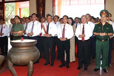 Các đồng chí lãnh đạo chủ chốt tỉnh Đồng Nai dâng hương tưởng nhớ công lao vĩ đại của Chủ tịch Hồ Chí Minh.