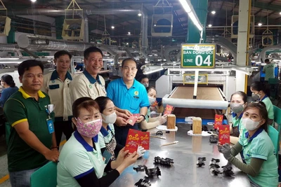 Công nhân phấn khởi trong ngày đầu tiên đi làm trở lại sau đợt nghỉ Tết tại Đồng Nai.