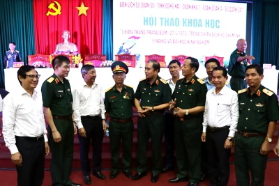 Các đại biểu, nhân chứng trao đổi bên lề hội thảo.