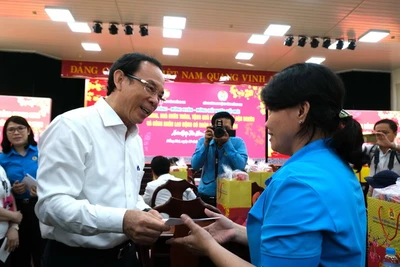 Bí thư Thành ủy Thành phố Hồ Chí Minh Nguyễn Văn Nên tặng quà Tết cho công nhân ở Đồng Nai.