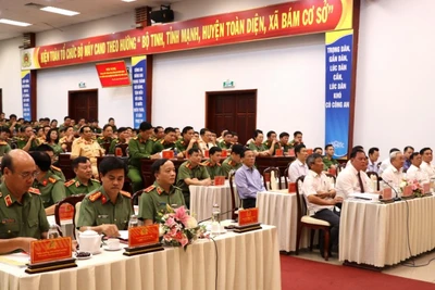 Lãnh đạo Bộ Công an và lãnh đạo Tỉnh ủy, Ủy ban nhân dân tỉnh Đồng Nai cùng các đại biểu tham dự hội nghị.