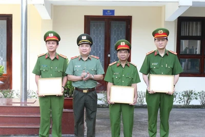 Thiếu tướng Nguyễn Sỹ Quang, Giám đốc Công an tỉnh Đồng Nai tặng Giấy khen cho ba đơn vị.