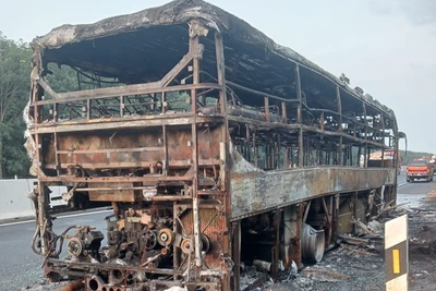 Chiếc xe khách bị cháy rụi trơ khung.