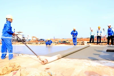 Thi công đường cất, hạ cánh sân bay Long Thành.