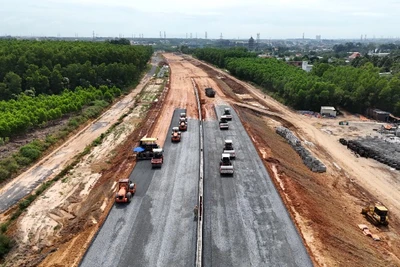 Thi công tại Dự án đường cao tốc Biên Hòa-Vũng Tàu, đoạn qua địa bàn huyện Long Thành, tỉnh Đồng Nai.