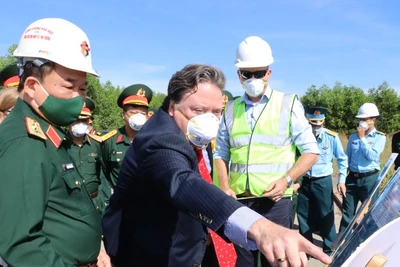 Thứ trưởng Quốc phòng Hoàng Xuân Chiến và Đại sứ Marc Knapper kiểm tra tiến độ dự án xử lý ô nhiễm dioxin khu vực sân bay Biên Hòa giai đoạn 1.