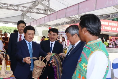 Bộ trưởng, Chủ nhiệm Ủy ban Dân tộc Hầu A Lềnh cùng lãnh đạo tỉnh Đồng Nai tham quan gian hàng trưng bày. 