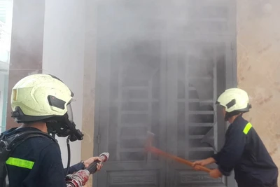 Lực lượng Cảnh sát phá cửa căn nhà để tiếp cận hiện trường bên trong.