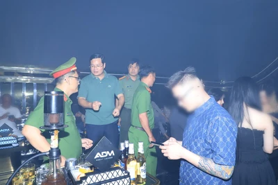 Đại tá Trần Anh Sơn, Phó Giám đốc Công an tỉnh Đồng Nai (thứ 2 từ trái sáng) chỉ đạo việc kiểm tra tại một cơ sở ở thành phố Biên Hòa.