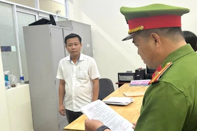 Cơ quan Cảnh sát điều tra, Công an thành phố Biên Hòa thi hành lệnh bắt Nguyễn Hiếu Cường.